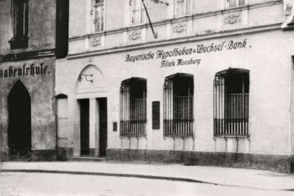 Stadtplatz 1930, Eingang Knabenschule und Hypotheken u. Wechsel Bank