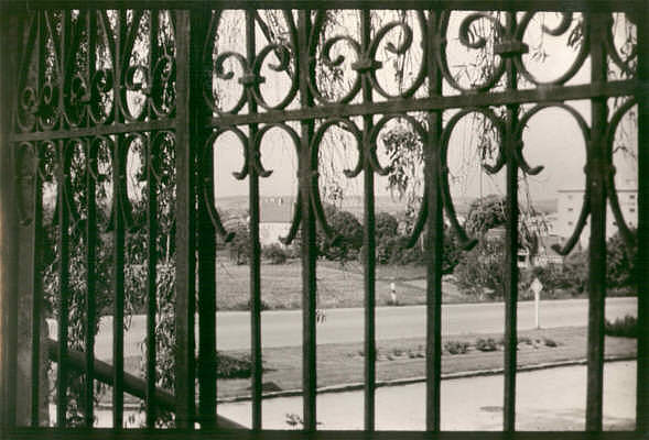 M�nchnerstrasse, Blick durchs Friedhofstor zum Westerberg
