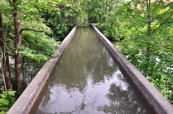 Blick von der Mhlbachbrcke Grnweg zur Brcke des Mhlbachs ber den Kanal