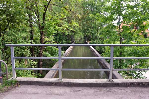 Blick von der Mhlbachbrcke Grnweg zur Brcke des Mhlbachs ber den Kanal