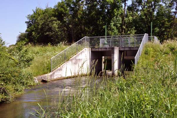 Die neue Mhlbachschleuse integriert in den Isardamm