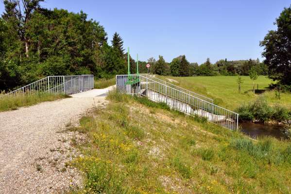 Die neue Mhlbachschleuse integriert in den Isardamm