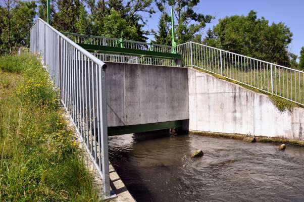 Die neue Mhlbachschleuse integriert in den Isardamm