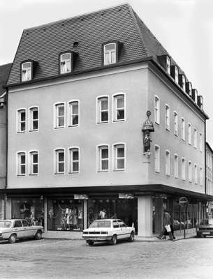 Heilmaier-Haus mit kleiner Statue des hl. Christophorus, Ende 1980er