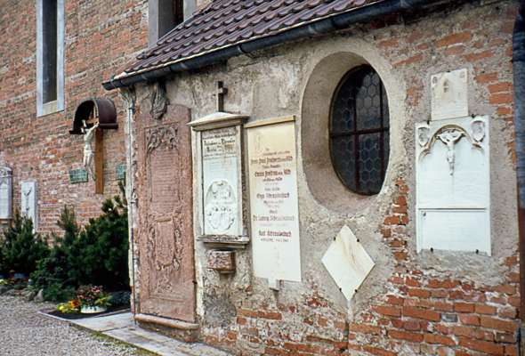 Grabsteine an der Au�enwand von St. Michael