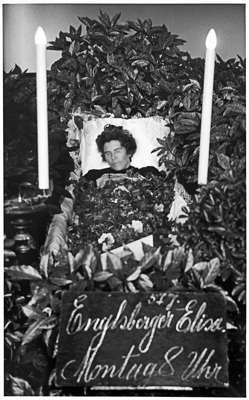 Offen aufgebahrt Elisabeth Englsberger, *1903 †21.07.1960