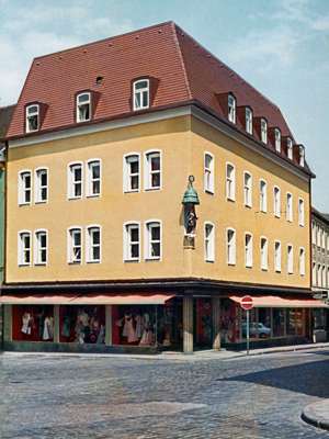 Heilmaier-Haus mit kleiner Statue des hl. Christophorus, Ende 1980er