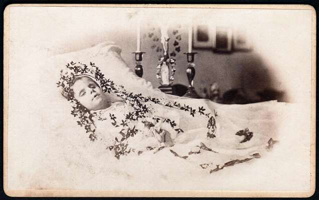 Moosburg um 1900, verstorbenes Kind aufgebahrt