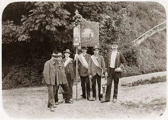 Wer kann Angaben zu dieser Fahnenabordnung machen ?