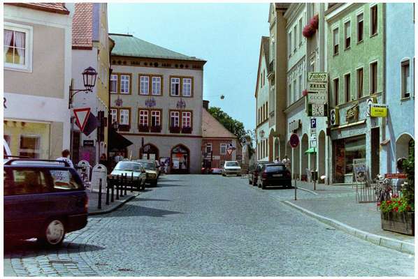 Stadtplatz 1993, Blick vom Sparkassenbergerl zum Rathaus