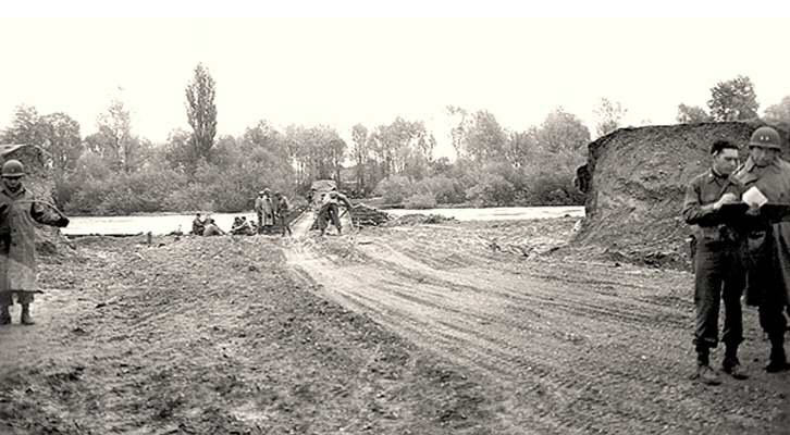 Moosburg, Mai 1945, Behelfsbr�cke an Stelle der gesprengten Isarbr�cke