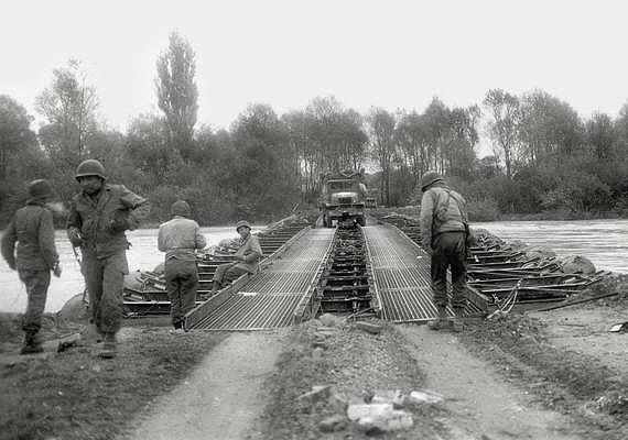 Moosburg, Mai 1945, Behelfsbr�cke an Stelle der gesprengten Isarbr�cke