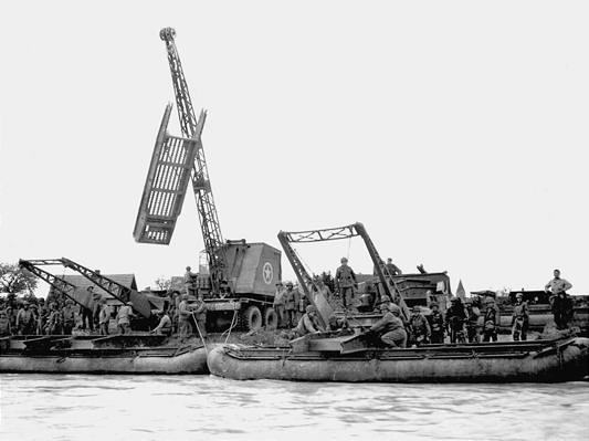 Moosburg, Mai 1945, Behelfsbr�cke an Stelle der gesprengten Isarbr�cke