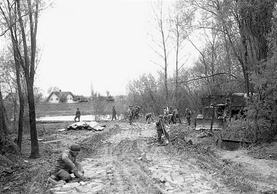 Moosburg, Mai 1945, Behelfsbr�cke an Stelle der gesprengten Isarbr�cke