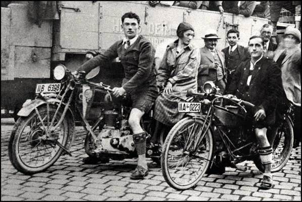 Schorsch Weber (links) und Hans Lsch auf ihren Motorrdern