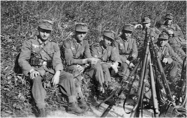 Moosburg Stalag VIIA, Wachsoldaten, Georg Hummitzsch (rechts unten)