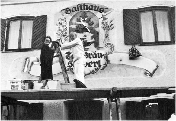 Georg Hummitzsch, bei Fasadenmalerei, Torbrustberl mit 2. Frau Elli