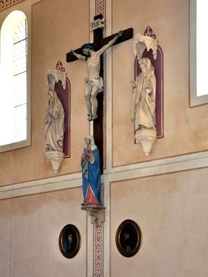 Kruzifix an der rechten Seitenwand von St. Michael