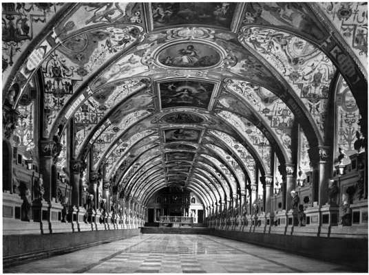 Blick in das  Antiquarium der Residenz in M�nchen (1962)