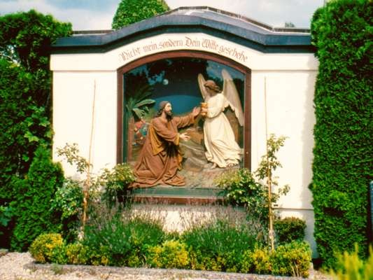 �lbergrelief im Neuen Friedhof, 2009