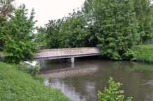 Blick vom Grnweg zur Brcke des Mhlbachs ber den Kanal