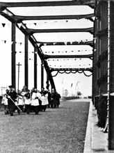 Moosburg, 6.11.1949 die wieder aufgebaute Isarbr�cke wird eingeweiht