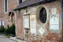 Grabsteine an der Au�enwand von St. Michael