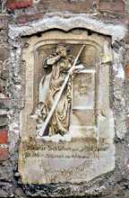 Grabstein Amalie Schlesier von 1756 an der Au�enwand von St. Michael