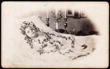 Moosburg um 1900, verstorbenes Kind aufgebahrt