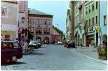 Stadtplatz 1993, Blick vom Sparkassenbergerl zum Rathaus