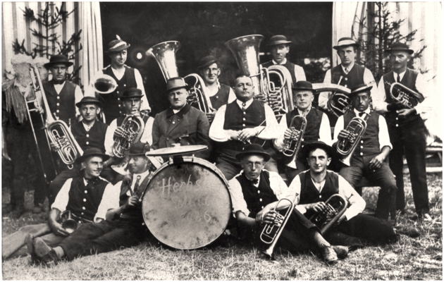 Moosburg Herbstschau 1926, Festwirt Wastl Erber mit der Stadtkapelle