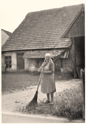 Moosburg Thalbacherstrasse, Therese Schmid vor dem H�ckl-Stadl 1960