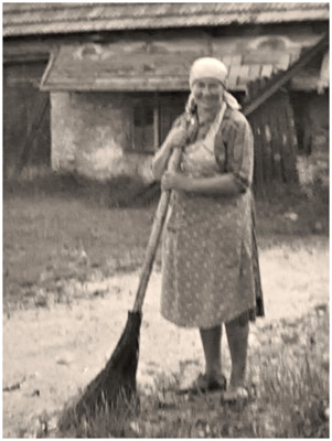 Moosburg Thalbacherstrasse, Therese Schmid vor dem H�ckl-Stadl 1960