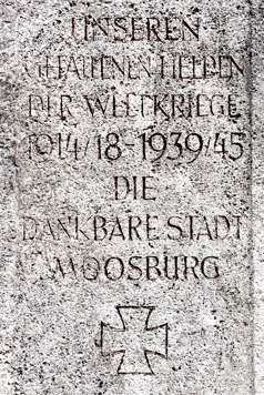 Moosburg, Kriegerdenkmal 1914/18, mit Inschrift 1939/45