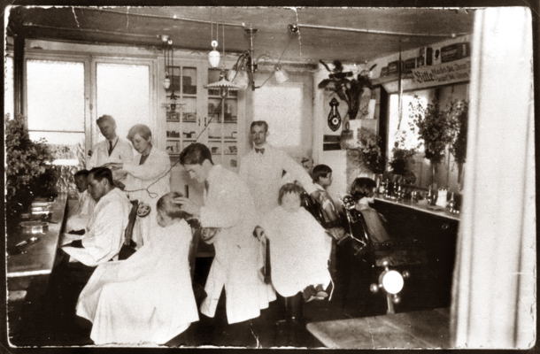 Moosburg Weingraben, beim Friseur Aschenbrenner, 1925