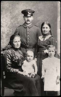 B�rgermeister von Volkmannsdorf Simon Schnaitl (*1894 �1978) als Soldat mit Familie