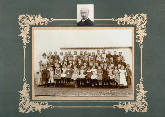 A. Beilhack, Pfarrer in Volkmannsdorf von 1905 bis 1910 und Schulklasse
