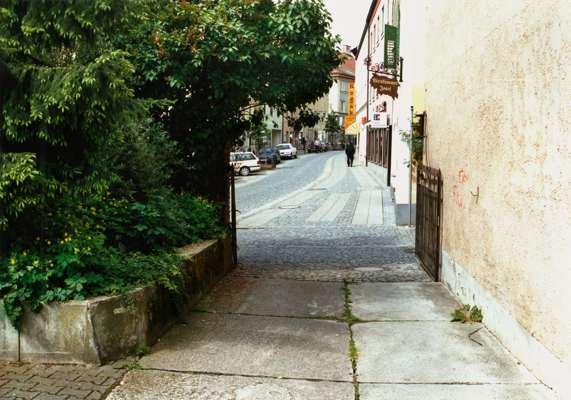 Moosburg, Einfahrt zu Fingerg�sschen HausNr 5, vormals Photograph Reindl, Mai 2000