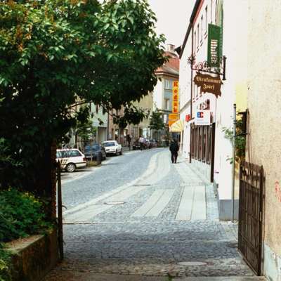 Moosburg, Blick aus der Einfahrt Fingerg�sschen HausNr 5 zum Weingraben, Mai 2000