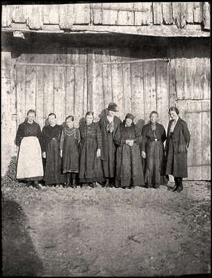 Volkmannsdorf, vor dem Ligeter-Stadl, um 1930