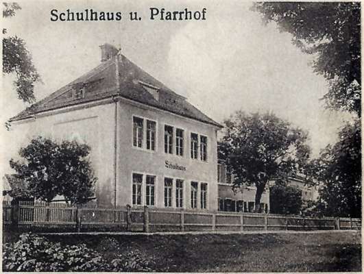 Postkarte um 1920, Ausschnitt Schulhaus und Pfarrhof