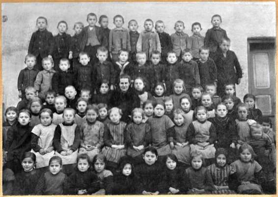 Schulklasse mit mehreren Jahrg�ngen in Volkmannsdorf