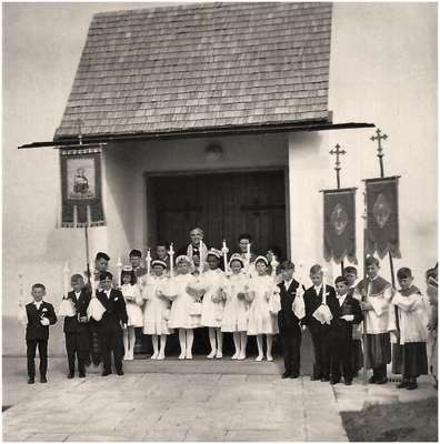 Kommunionklasse vor der Kirche in Volkmannsdorf