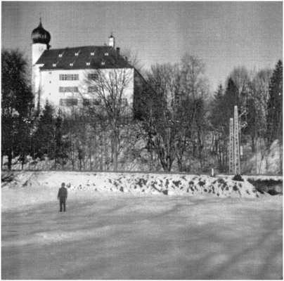 Schlo� Isareck, im Vordergrund die Bahnlinie