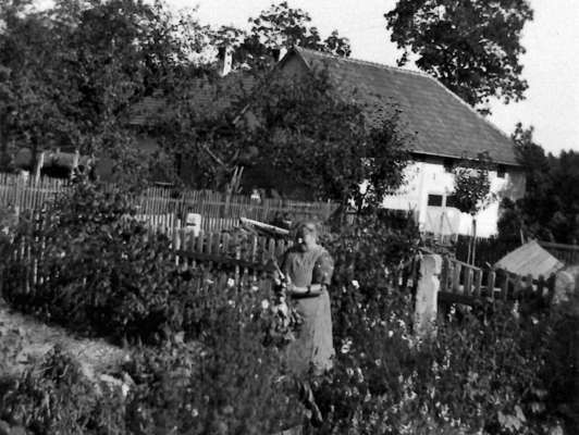 Frau Hirsch im Garten des Hirsch-Anwesens