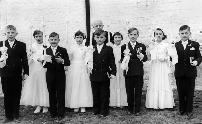 Volkmannsdorf 19??, Erstkommunion mit Pfarrer Franz Manhart