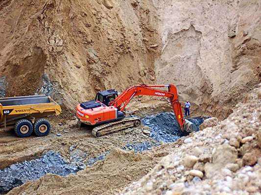 Hitachi Zaxis 250 beim Abbau des Bentonits, 2008