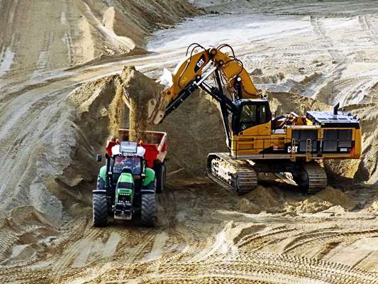 Tagebau in Volkenschwand, im Einsatz Gro�ger�t CAT 385C FS