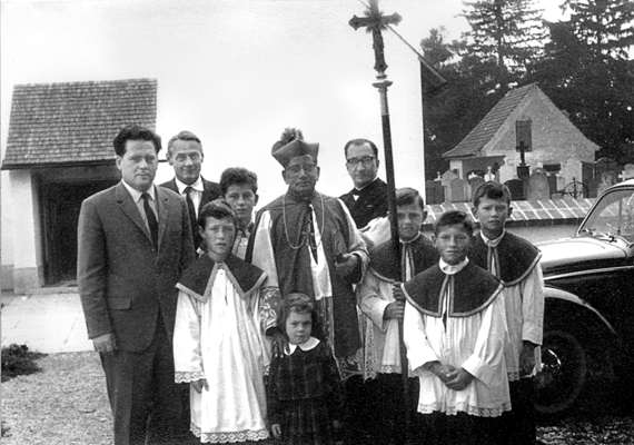 1964 Erzbischof Marc Gopu vor der Kirche in Volkmannsdorf