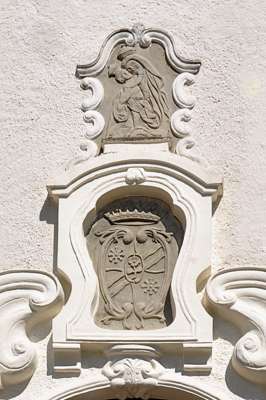 Schlo� Isareck, Wappen �ber dem Eingang Hauptgeb�ude 2016